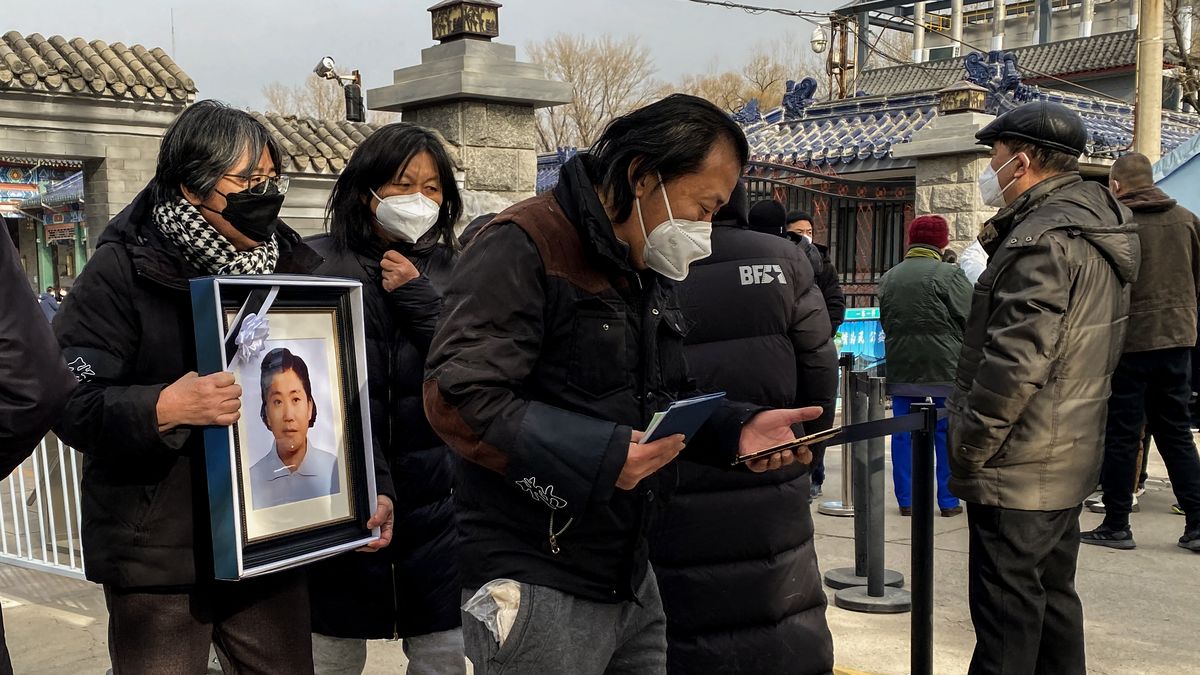 Crematorios saturados en China ante incremento de casos de covid