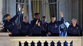 Miles de aficionados aclamaron a los Bleus