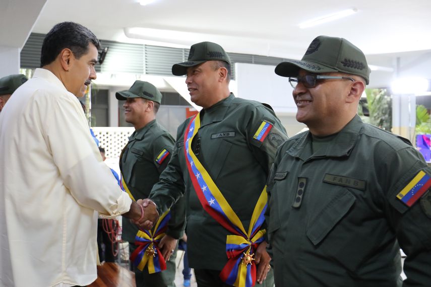 Nicolás Maduro condecora a cuatro militares sancionados por Estados Unidos