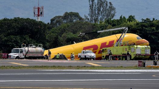 Costa Rica: Avión de carga se parte en dos