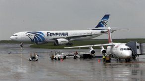Egipto dice que encontró restos de avión desaparecido