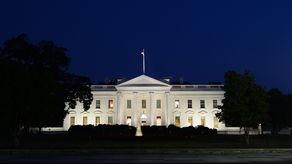 La Casa Blanca fue puesta este sábado bajo cierre de seguridad, después que una serie de disparos fueran escuchados en las inmediaciones. Los sonidos fueron captados por reporteros que se encontraban informando en ese momento en vivo sobre el posible acuerdo entre EE.UU. e Irán.