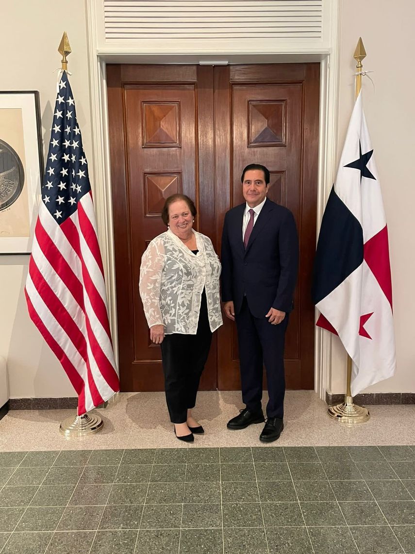 El Precandidato Presidencial y expresidente de la República, Martín Torrijos se reunió con Mari Carmen Aponte, embajadora de los Estados Unidos en Panamá, para intercambiar su visión de país como precandidato Presidencial. 