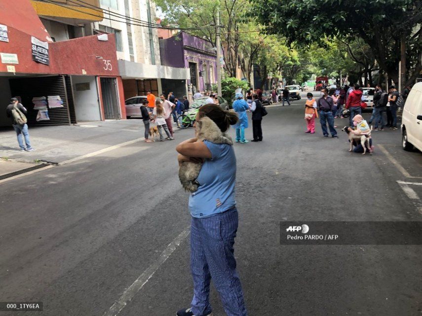 Sube la cifra de muertos por potente sismo en México