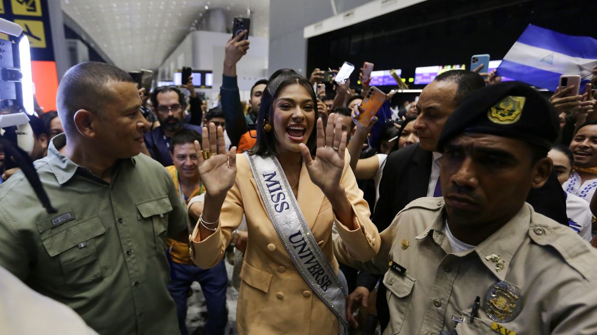 Miss Universo Sheynnis Palacios llegó a Panamá entre ovaciones de compatriotas