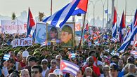 ¡Viva Raúl!: una manifestación de apoyo a Raúl Castro, de 94 años, fue organizada el viernes delante de la embajada de Estados Unidos en La Habana, Cuba, para denunciar la imputación del expresidente cubano por la justicia estadounidense. ¡Viva Raúl!: una manifestación de apoyo a Raúl Castro, de 94 años, fue organizada el viernes delante de la embajada de Estados Unidos en La Habana, Cuba, para denunciar la imputación del expresidente cubano por la justicia estadounidense.