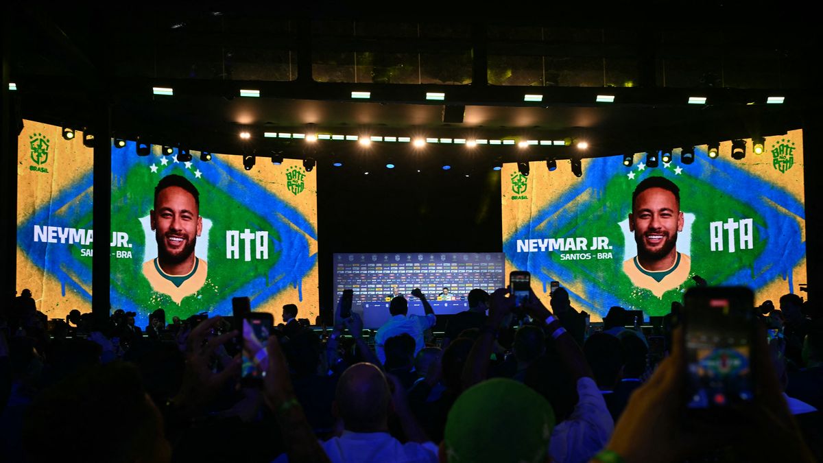Neymar jugará su cuarto Mundial con Brasil en Norteamérica 2026. Su nombre fue la gran novedad en la lista de convocados anunciada este lunes por el seleccionador Carlo Ancelotti, en la que también figuran estrellas como Vinícius Júnior o Raphinha. Neymar jugará su cuarto Mundial con Brasil en Norteamérica 2026. Su nombre fue la gran novedad en la lista de convocados anunciada este lunes por el seleccionador Carlo Ancelotti, en la que también figuran estrellas como Vinícius Júnior o Raphinha.