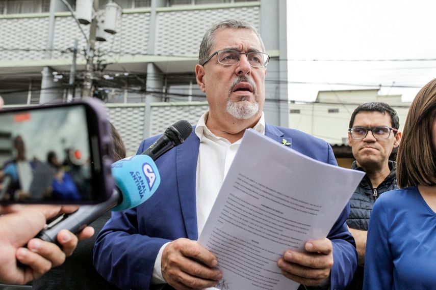 Presidente de Guatemala promete respetar libertad de prensa