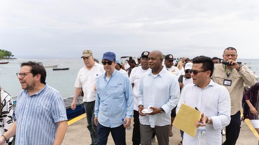 Cancilleres de Colombia y Panamá recorren la zona fronteriza de Capurganá.