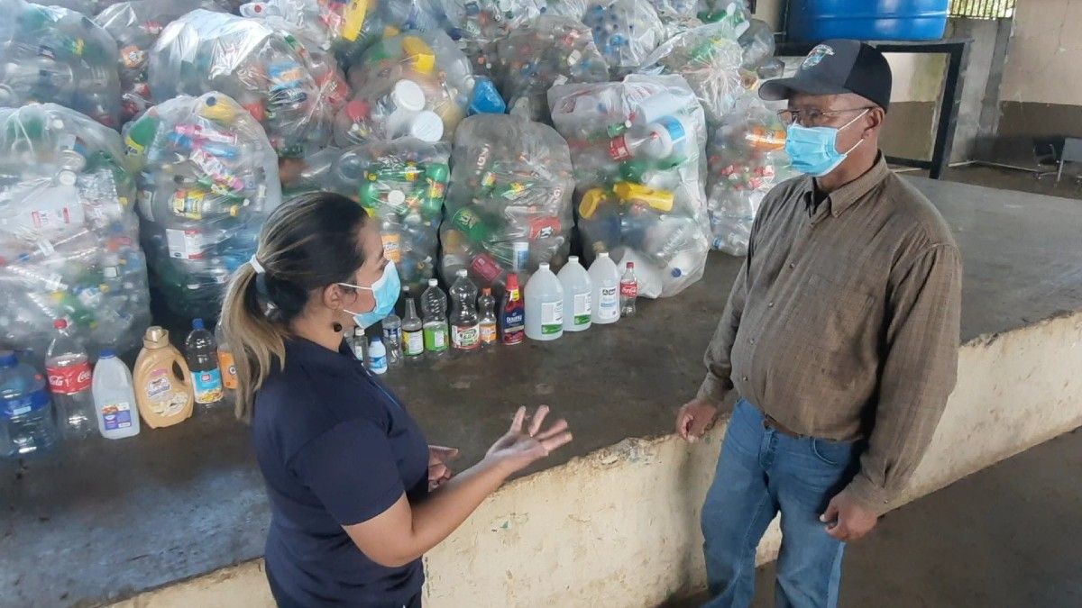 Residentes de Pedregal le entregaron a MiAmbiente recolección de plástico para reciclaje