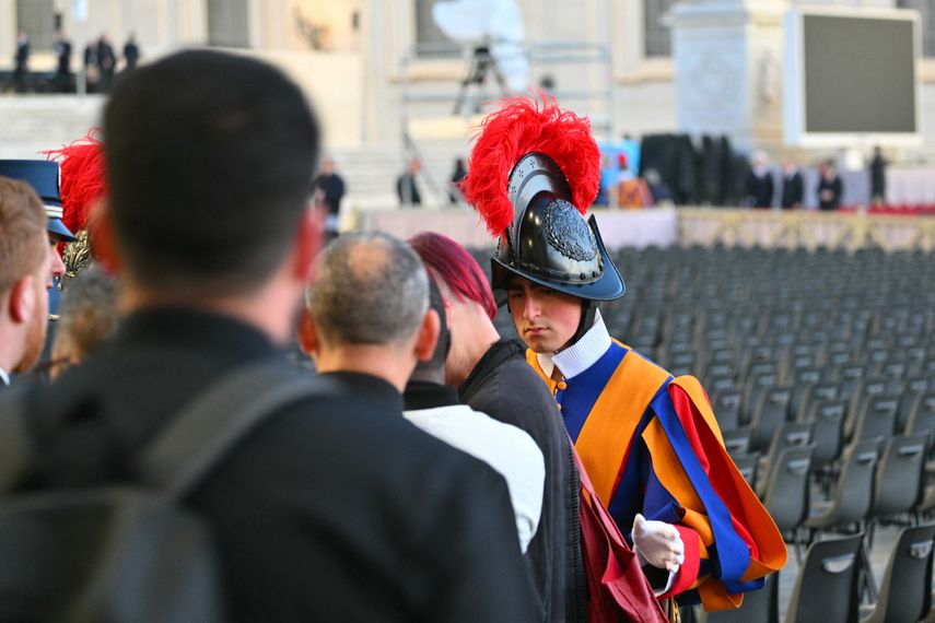 Abre la plaza del Vaticano a los fieles para asistir al funeral del papa Francisco