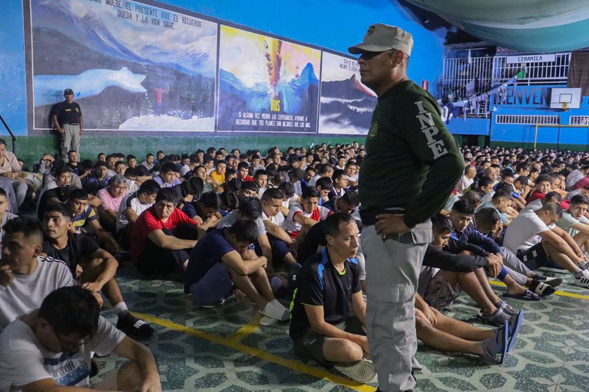 Ecuador informa que repatriará a mil 500 presos colombianos