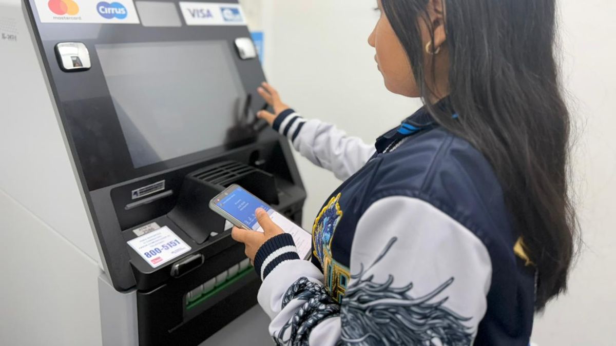 Desde sus teléfonos celulares, las estudiantes Yisell Herrera, de 17 años, y Madeline Barsallo, de 18, recibieron por primera vez el pago de sus becas de forma completamente digital, como parte de la modernización del programa Padrino Empresario del Ministerio de Desarrollo Social (MIDES). Desde sus teléfonos celulares, las estudiantes Yisell Herrera, de 17 años, y Madeline Barsallo, de 18, recibieron por primera vez el pago de sus becas de forma completamente digital, como parte de la modernización del programa Padrino Empresario del Ministerio de Desarrollo Social (MIDES).