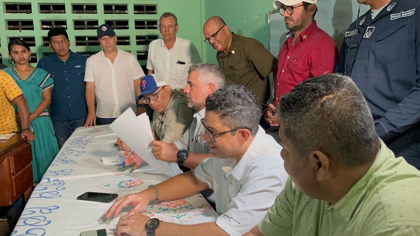 Se logra acuerdo &nbsp;entre comisión gubernamental de alto nivel y dirigentes comunitarios de las tres regiones de la Comarca Ngäbe Buglé. El acuerdo establece la apertura de la vía Interamericana en los puntos en que se encuentre cerrada. | Foto: Mingob