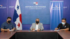 Laboratoristas firman con autoridades para recibir pagos retroactivos