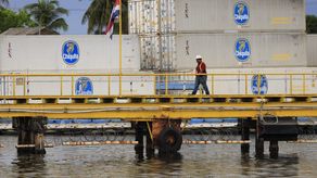 En el muelle de Chiquita Panamá los estibadores