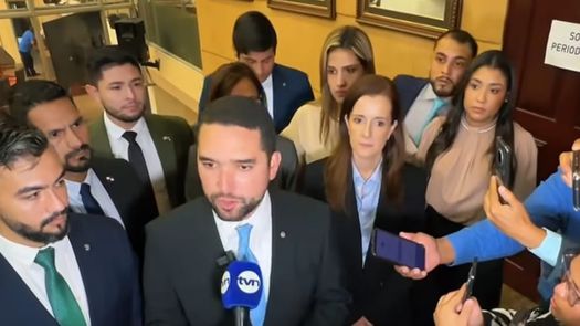 Diputados de la bancada independiente Vamos presentaron este jueves una denuncia penal ante la Procuraduría General de la República contra el contralor Anel Flores, en medio de la controversia por la retención de salarios a funcionarios vinculados a sus despachos. Diputados de la bancada independiente Vamos presentaron este jueves una denuncia penal ante la Procuraduría General de la República contra el contralor Anel Flores, en medio de la controversia por la retención de salarios a funcionarios vinculados a sus despachos.