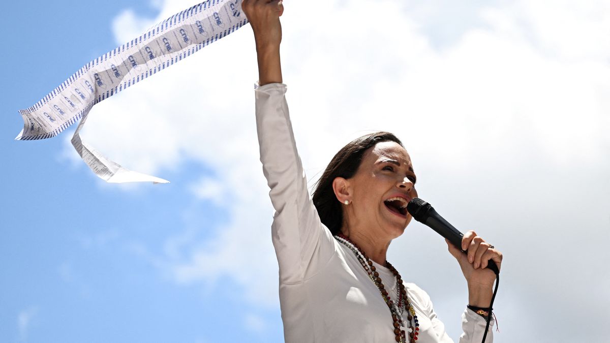 La líder de la oposición venezolana, María Corina Machado, expresó este miércoles que percibe horas decisivas para Venezuela, aunque también garantizó una transición pacífica mientras crece la tensión por la llegada del mayor portaaviones de Estados Unidos al Caribe. La líder de la oposición venezolana, María Corina Machado, expresó este miércoles que percibe horas decisivas para Venezuela, aunque también garantizó una transición pacífica mientras crece la tensión por la llegada del mayor portaaviones de Estados Unidos al Caribe.