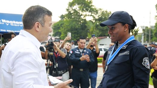 Atheyna Bylon recibe condecoración de la Policía Nacional tras su histórica medalla en París 2024