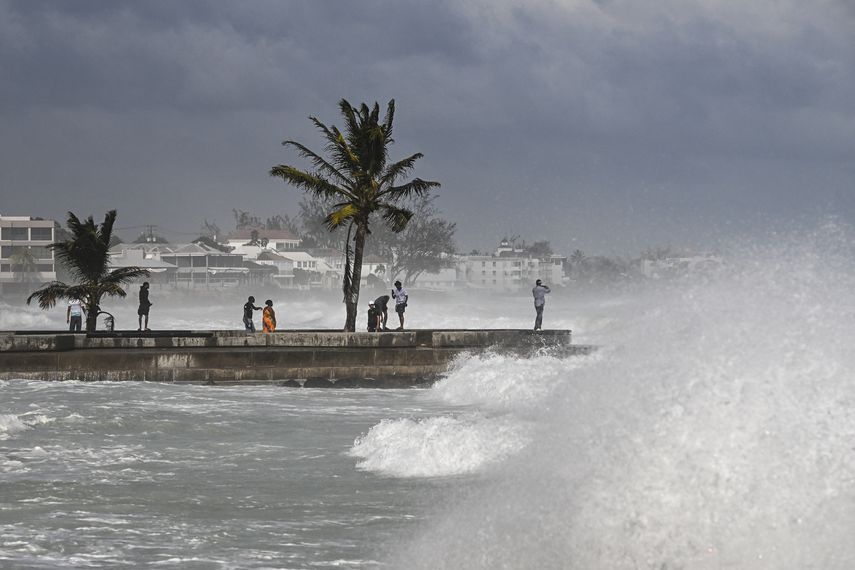 Huracán Beryl llega a categoría 5, causa destrozos y deja muertos en el Caribe