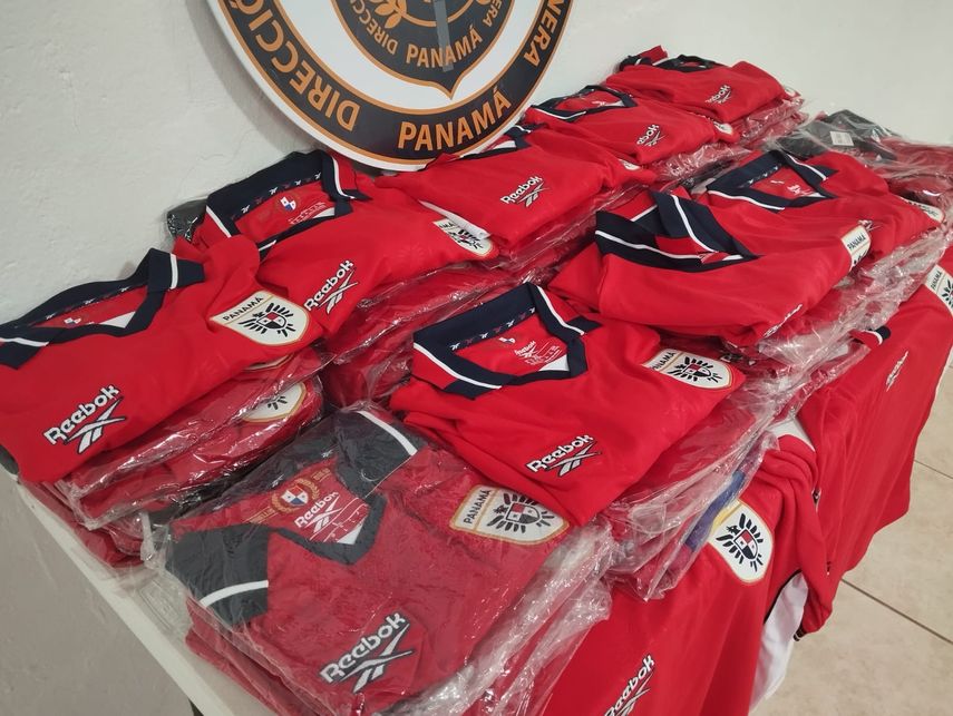 Inspectores de la Zona Occidental de la Autoridad Nacional de Aduanas retuvieron 73 camisetas de la Selección de Panamá de fútbol que presuntamente serían falsificadas