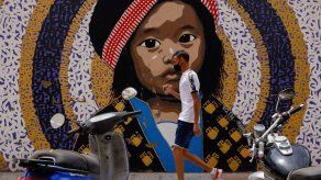 España acelera vacunación a los más jóvenes para frenar nueva ola covid