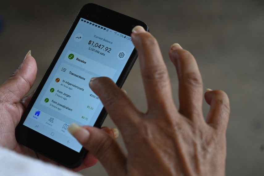 Bitcóin, considerada la reina de las criptomonedas, superó de este modo su precedente récord registrado el martes de esta semana de 69.191,94 dólares. Bitcóin, considerada la reina de las criptomonedas, superó de este modo su precedente récord registrado el martes de esta semana de 69.191,94 dólares. 