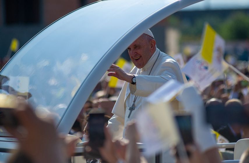 El papa Francisco bromeó con un grupo de religiosos mexicanos que le preguntaron sobre sus dolores de rodilla. "¿Saben qué necesito para la pierna? Un poco de tequila", dijo desatando las carcajadas de los sacerdotes.
