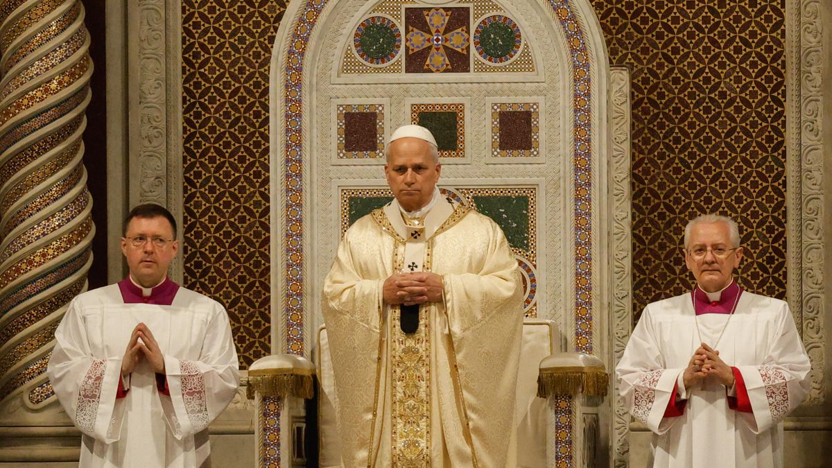 El papa León XIV lamentó este jueves la existencia de una humanidad de rodillas por tantos ejemplos de brutalidad, en su homilía de la misa de la Cena del Señor que celebró en la Basílica de San Juan de Letrán, donde lavó los pies a doce sacerdotes romanos. El papa León XIV lamentó este jueves la existencia de una humanidad de rodillas por tantos ejemplos de brutalidad, en su homilía de la misa de la Cena del Señor que celebró en la Basílica de San Juan de Letrán, donde lavó los pies a doce sacerdotes romanos.