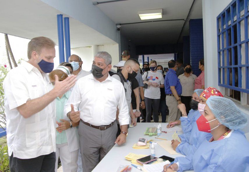Ministro Sucre junto al encargado de negocios de la Embajada de Estados Unidos, Stewart Tuttle en jornada de vacunación en Panamá