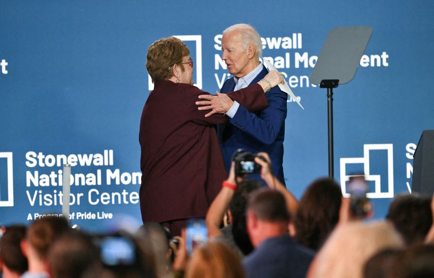 Biden aparece junto a Elton John para celebrar hito de la lucha LGTBQ+