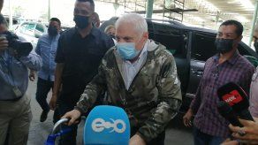 el expresidente Ricardo Martinelli, se tuvo que retirar del Sistema Penal Acusatorio, al aducir presentar dolores en su espalda.