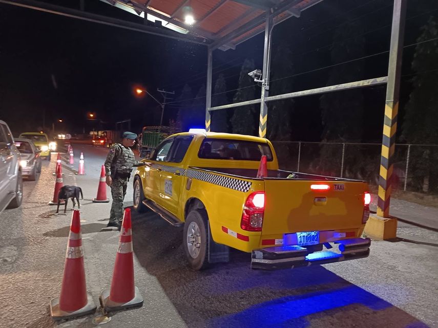 Panamá halla 22 migrantes vietnamitas en un camión en zona fronteriza de Costa Rica