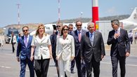 El presidente José Raúl Mulino acompañado de la primera dama, Maricel de Mulino fue recibido este lunes con todos los honores oficiales en el Aeropuerto Internacional Eleftherios Venizelos de Atenas por Chistos Dimas, ministro de Infraestructura y Transporte; Efthymios Efthymiades, embajador de Grecia en Panamá; Julie Lymberópulos, embajadora de Panamá en Grecia; y por el canciller Javier Martínez Acha. El presidente José Raúl Mulino acompañado de la primera dama, Maricel de Mulino fue recibido este lunes con todos los honores oficiales en el Aeropuerto Internacional Eleftherios Venizelos de Atenas por Chistos Dimas, ministro de Infraestructura y Transporte; Efthymios Efthymiades, embajador de Grecia en Panamá; Julie Lymberópulos, embajadora de Panamá en Grecia; y por el canciller Javier Martínez Acha.