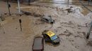 Las autoridades de Chile informaron este jueves que, en medio de las fuertes lluvias que afectan la zona centro-sur del país, se produjo un aluvión en una zona precordillerana en el este de la capital chilena, que arrastró vehículos y buses en las empinadas calles de ese sector de la ciudad. Las autoridades de Chile informaron este jueves que, en medio de las fuertes lluvias que afectan la zona centro-sur del país, se produjo un aluvión en una zona precordillerana en el este de la capital chilena, que arrastró vehículos y buses en las empinadas calles de ese sector de la ciudad.