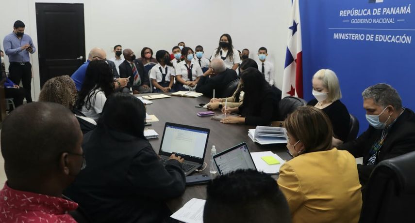 Tras una reunión de varias con la comunidad educativa del Instituto Nacional (IN), acompañados de la ministra de Meduca, Maruja Gorday de Villalobos, y su equipo de trabajo, se definieron los compromisos con el fin de dar soluciones a las necesidades que presenta este plantel escolar. 