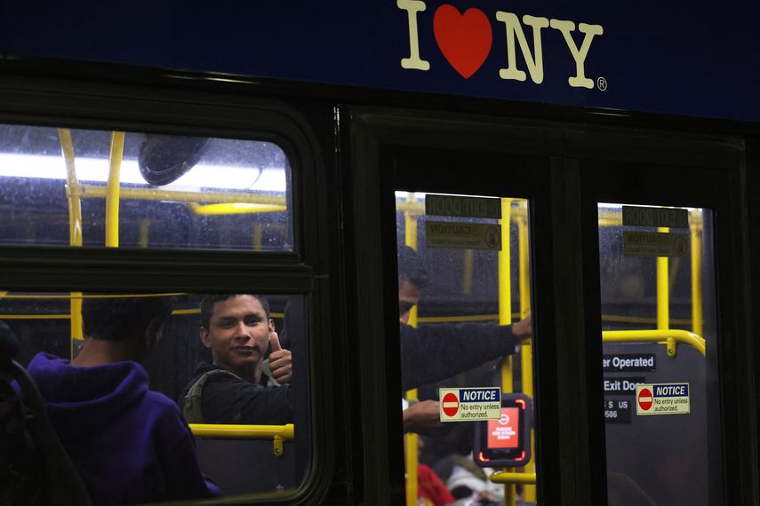 Donald Trump prometió que el 5 de noviembre será el "Día de la Liberación" de un "Estados Unidos ocupado" por migrantes traídos para "infectar" el país, en un mitin en una ciudad tomada, según él, por la banda venezolana Tren de Aragua. Donald Trump prometió que el 5 de noviembre será el "Día de la Liberación" de un "Estados Unidos ocupado" por migrantes traídos para "infectar" el país, en un mitin en una ciudad tomada, según él, por la banda venezolana Tren de Aragua.