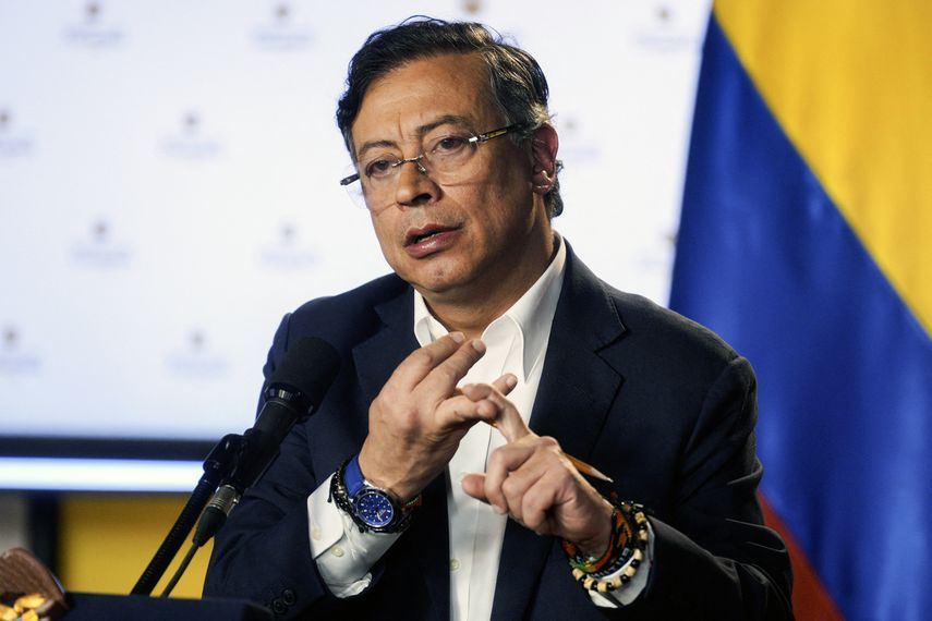 El presidente colombiano, Gustavo Petro, invitó este martes a su homólogo Donald Trump a que venga al país para enseñarle cómo se destruyen laboratorios de cocaína, luego de que éste advirtiera que cualquiera que produzca y trafique drogas hacia Estados Unidos 