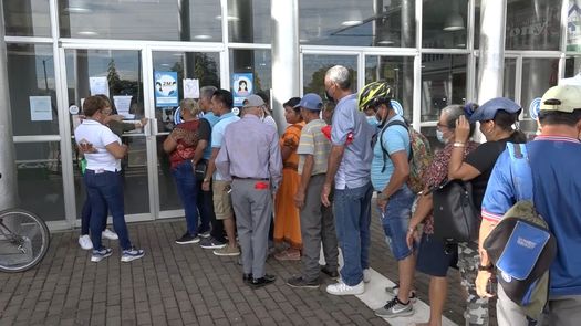 Una gran cantidad de personas mayores hacían filas desde la madrugada afuera de la Agrotienda del IMA en David.