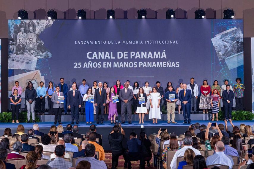 Canal de Panamá presenta memoria conmemorativa a los 25 años de gestión panameña