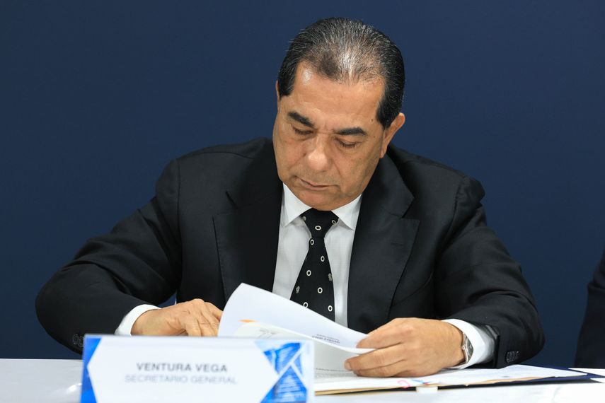 El nuevo Contralor General de la República, Anel Flores, sostuvo su primera reunión de trabajo con su equipo de directores y subdirectores tras asumir el cargo en la Asamblea Nacional. El nuevo Contralor General de la República, Anel Flores, sostuvo su primera reunión de trabajo con su equipo de directores y subdirectores tras asumir el cargo en la Asamblea Nacional.