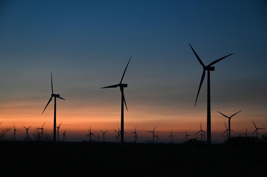Panamá incorporará una nueva fuente de generación eólica a su sistema eléctrico luego de la adjudicación de un contrato de suministro de energía a 20 años por un valor superior a los US$350 millones. El proyecto será desarrollado por Santa Cruz Wind, tras resultar ganador de la licitación convocada por la Empresa de Transmisión Eléctrica, S.A. (ETESA). Panamá incorporará una nueva fuente de generación eólica a su sistema eléctrico luego de la adjudicación de un contrato de suministro de energía a 20 años por un valor superior a los US$350 millones. El proyecto será desarrollado por Santa Cruz Wind, tras resultar ganador de la licitación convocada por la Empresa de Transmisión Eléctrica, S.A. (ETESA).