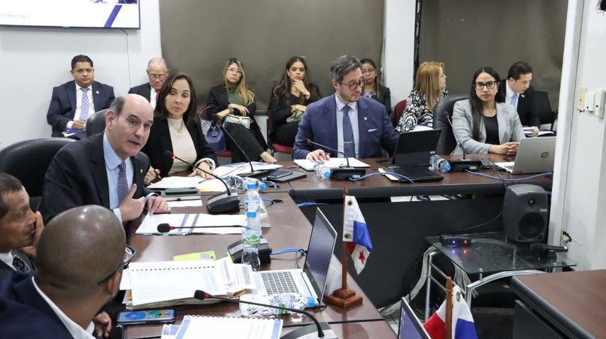 El Ejecutivo acogió parte de las recomendaciones enviadas por la Asamblea Nacional, así lo confirmó que el ministro de Economía y Finanzas (MEF), Felipe Chapman, quien indicó que el Presupuesto General del Estado 2026 se mantiene igual en $34,901 millones, con cambios en algunas reasignaciones. El Ejecutivo acogió parte de las recomendaciones enviadas por la Asamblea Nacional, así lo confirmó que el ministro de Economía y Finanzas (MEF), Felipe Chapman, quien indicó que el Presupuesto General del Estado 2026 se mantiene igual en $34,901 millones, con cambios en algunas reasignaciones.