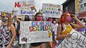 Denuncian vandalismo contra banderas LGTBI en Museo de DDHH