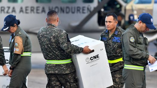 Los más de seis millones de habitantes de Honduras habilitados para votar en las elecciones generales del próximo domingo disponen desde este martes de un periodo de cinco días de silencio electoral para reflexionar sobre su voto, sin propaganda ni mítines. Los más de seis millones de habitantes de Honduras habilitados para votar en las elecciones generales del próximo domingo disponen desde este martes de un periodo de cinco días de silencio electoral para reflexionar sobre su voto, sin propaganda ni mítines.