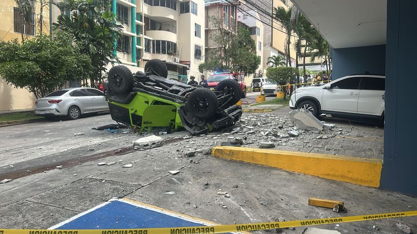 Bomberos rescatan a conductor que cayó con su vehículo desde un primer piso en Pueblo Nuevo