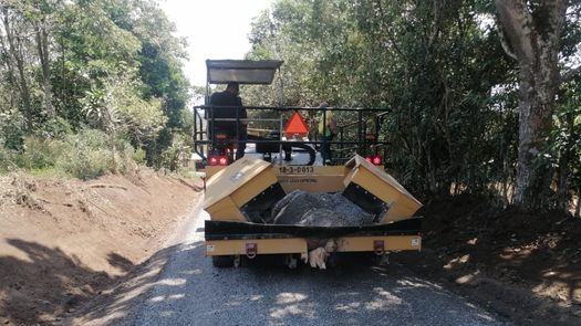 La rehabilitación de esta vía de la comunidad del Pantanal en Renacimiento beneficiarán a más de 2,500 residentes, productores, estudiantes, educadores y padres de familia que vienen de las comunidades vecinas.&nbsp;