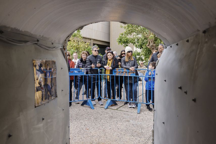Familiares de rehenes israelíes reconstituyen túneles de Hamás. AFP