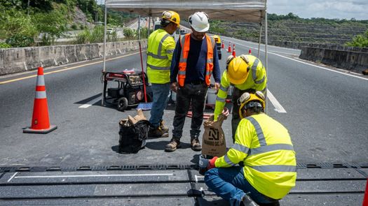 Los trabajos de reparación estructural en el acceso este del puente Centenario se mantendrán de forma continua durante las 24 horas hasta el próximo jueves 4 de junio, informó el Ministerio de Obras Públicas (MOP), como parte de una intervención en el sentido de la capital hacia La Chorrera. Los trabajos de reparación estructural en el acceso este del puente Centenario se mantendrán de forma continua durante las 24 horas hasta el próximo jueves 4 de junio, informó el Ministerio de Obras Públicas (MOP), como parte de una intervención en el sentido de la capital hacia La Chorrera.