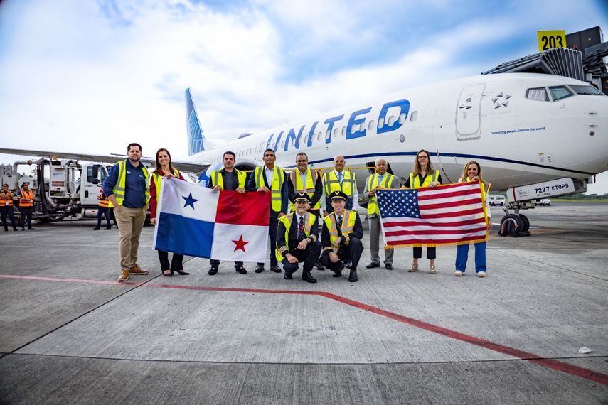 El primer vuelo de esta nueva ruta de United Airlines, fue recibido en Panamá.